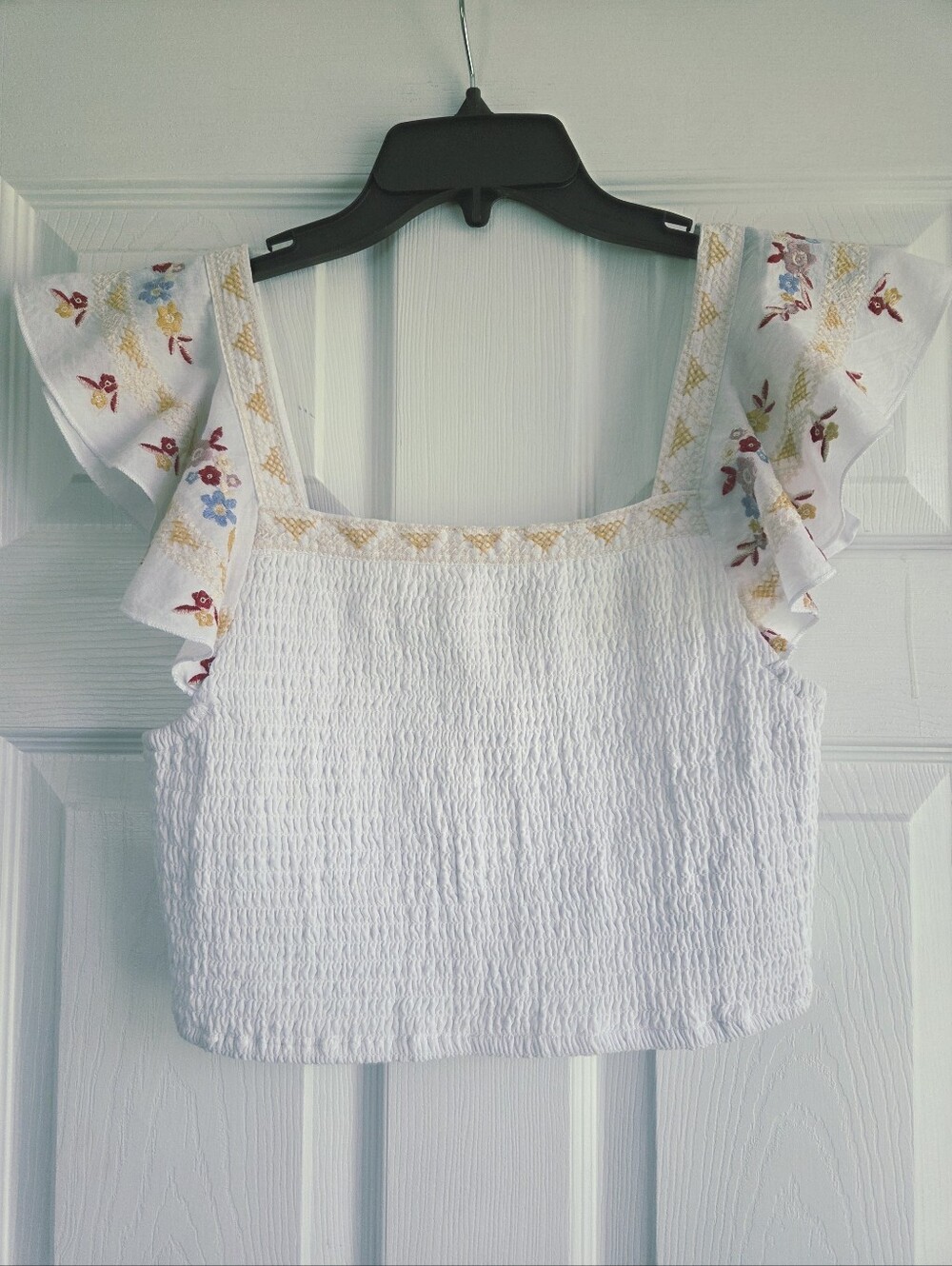 Jopna ✨️ Women's White Smocked Crop Top with Floral Flutter Sleeves Size M